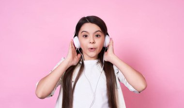 Şirin, genç, duygusal, kahverengi saçlı, beyaz saçlı, beyaz ceketli ve kulaklıklı yeni hit şarkısı DJ kızı şaşırttı ve beklenmedik bir şekilde dinledi..