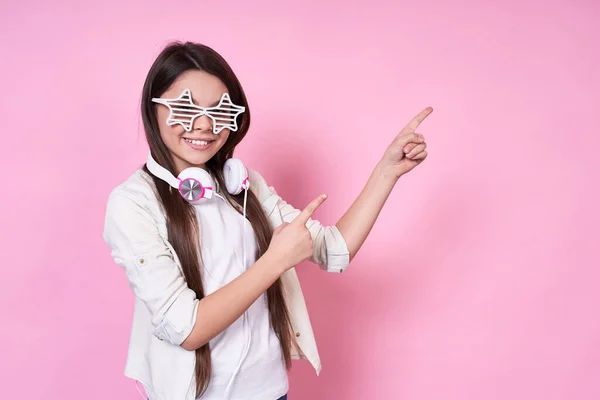 Linda Divertida Elegante Emocional Colegiala Caucásica Sonrisas Regocija Divertirse Elegantes —  Fotos de Stock