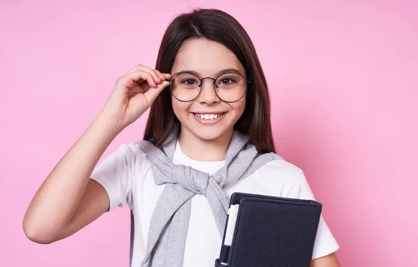 Χαριτωμένη Καυκάσια Καστανή Μαθήτρια Φοιτήτρια Γυαλιά Κοντινή Κρατά Γυαλιά Στο — Φωτογραφία Αρχείου