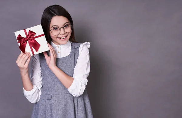 Gracioso Engraçado Emocional Menina Morena Cabelos Compridos Óculos Detém Presente — Fotografia de Stock