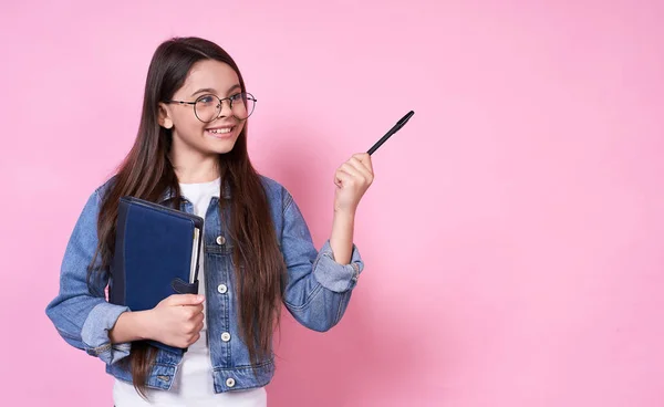 Funny Caucasian Brunette Schoolgirl Glasses Looks Points Pen Right Side — Stock Photo, Image