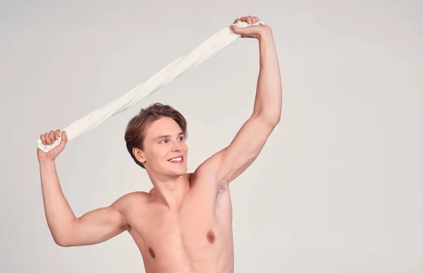 Retrato Chico Pelo Rubio Sonriente Sosteniendo Una Toalla Sobre Cabeza — Foto de Stock