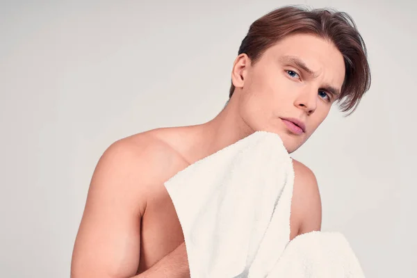 Una Foto Cerca Atractivo Hombre Macho Desnudo Limpiándose Cara Con —  Fotos de Stock