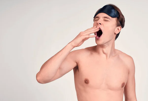 Jonge Gelukkige Topless Blanke Man Met Een Tandenborstel Toont Teken — Stockfoto