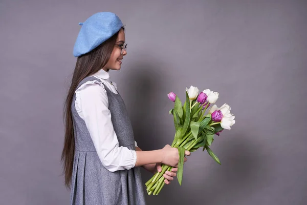 Modische Lustige Junge Emotionale Dame Der Franzosisch Brunette In Einem Stilvollen Blauen Baskenmutze In Glasern Erhalt Blumen Tulpen Als Geschenk Kopierraum 1 September Schule Arbeitszimmer Auf Grauem Hintergrund Glucklich September 1