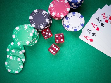 Aslar ve papazlardan oluşan bir poker salonu. Yeşil masada kırmızı küplerle poker fişleri var. en üstteki görünüm