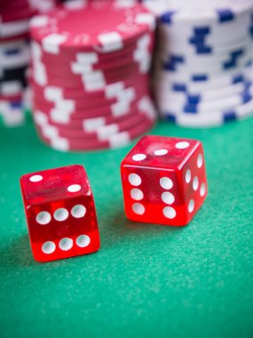 Yeşil masada küp ve poker fişleri