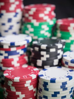 Yeşil masada poker fişleri yığını