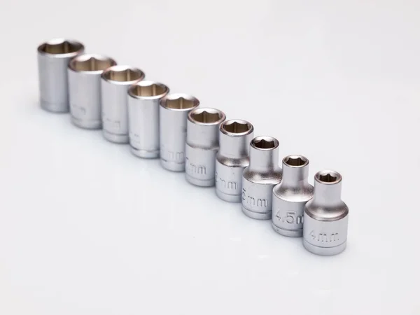 Een set verwisselbare koppen voor verchroomde moersleutel. Geïsoleerd op witte achtergrond. — Stockfoto