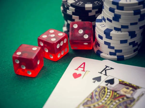 As ve kral poker kartları, küpler ve kumarhane fişleri