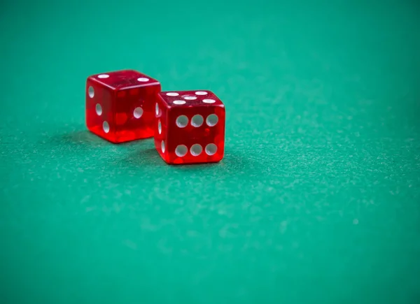 Cubos en la mesa de póquer verde del casino — Foto de Stock