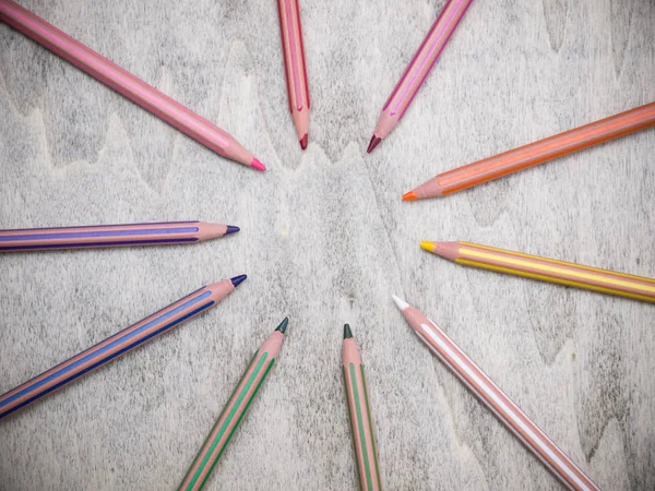 Ahşap arkaplanda daire renginde kalemler