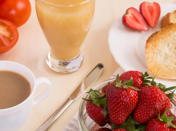 sağlıklı bir kahvaltı meyve ile