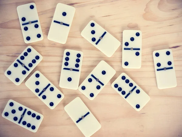 Ahşap masa üzerinde Domino