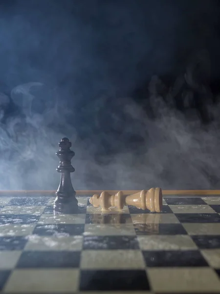 Figuras de ajedrez sobre un fondo oscuro bajo la lluvia . — Foto de Stock