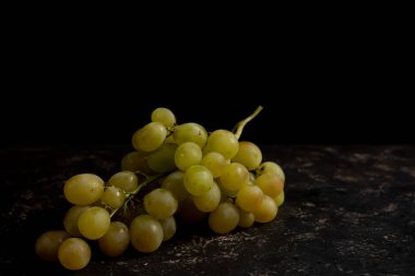 Siyah arkaplanda bir demet üzüm