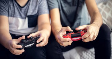 iki genç adam oyun oynuyor oyun alanı ön görünümü ile