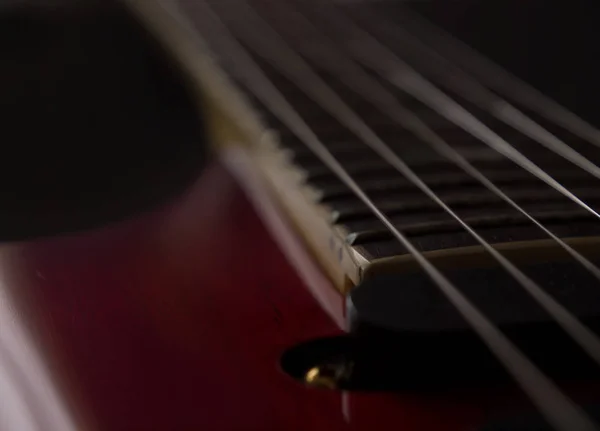 Düşük tuşlu eski elektro gitarın ayrıntıları