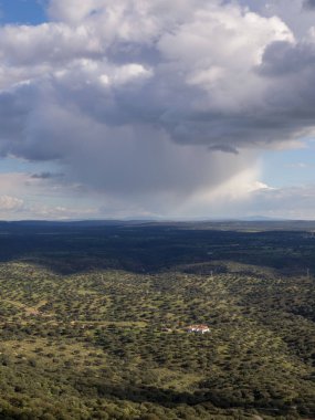 Tarlanın üzerinde fırtına bulutları, Caceres, Extremadura, İspanya