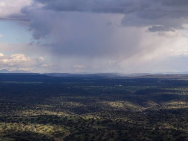Tarlanın üzerinde fırtına bulutları, Caceres, Extremadura, İspanya