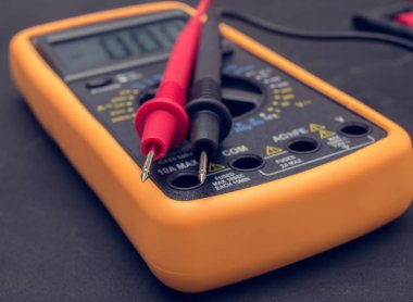 Çoklu metre ve test cihazı siyah arkaplanı kapatır