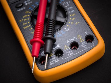 Çoklu metre ve test cihazı siyah arkaplanı kapatır