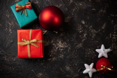 Noel hediyeleri ve koyu arkaplan manzaralı dekoratif nesneler.