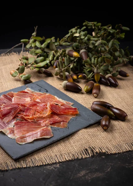 Meşe palamudu. Meşe palamudu ile beslenen domuz ürünü, İspanya 'da da siyah bacaklı ha olarak bilinir.