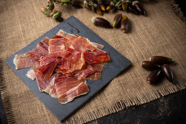 Meşe palamudu. Meşe palamudu ile beslenen domuz ürünü, İspanya 'da da siyah bacaklı ha olarak bilinir.