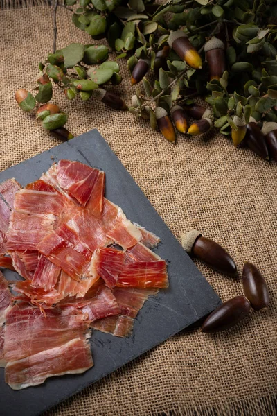 Meşe palamudu. Meşe palamudu ile beslenen domuz ürünü, İspanya 'da da siyah bacaklı ha olarak bilinir.