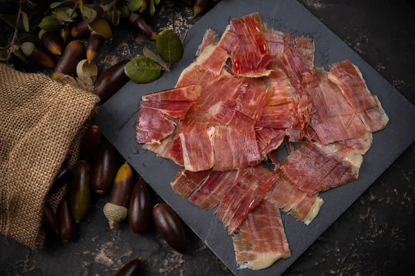 Meşe palamudu. Meşe palamudu ile beslenen domuz ürünü, İspanya 'da da siyah bacaklı ha olarak bilinir.