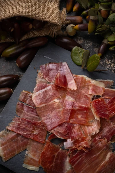 Concepto de jamón de maíz. producto porcino alimentado con bellotas de roble, también conocidas en España como ha de patas negras — Foto de Stock