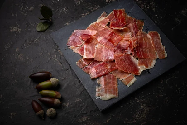 Concepto de jamón de maíz. producto porcino alimentado con bellotas de roble, también conocidas en España como ha de patas negras — Foto de Stock