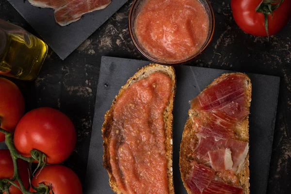 Toast with ham oil and tomato. Mediterranean breakfast, Spanish cuisin — Stock Photo, Image