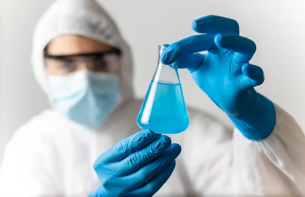 Covid-19 aşısı üzerinde çalışan araştırmacı.