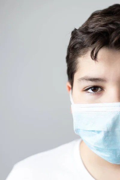 Portret Van Jongen Met Coronavirus Beschermend Masker Kijkend Naar Camera — Stockfoto