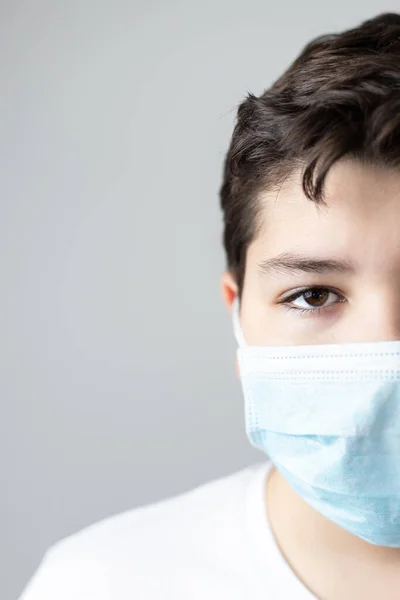 Ritratto Ragazzo Con Maschera Protettiva Coronavirus Guardando Macchina Fotografica Con — Foto Stock