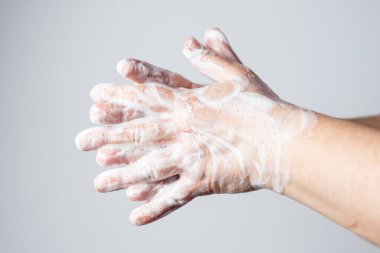 Koronavirüsün yayılmasını önlemek için sabunla el yıkama.