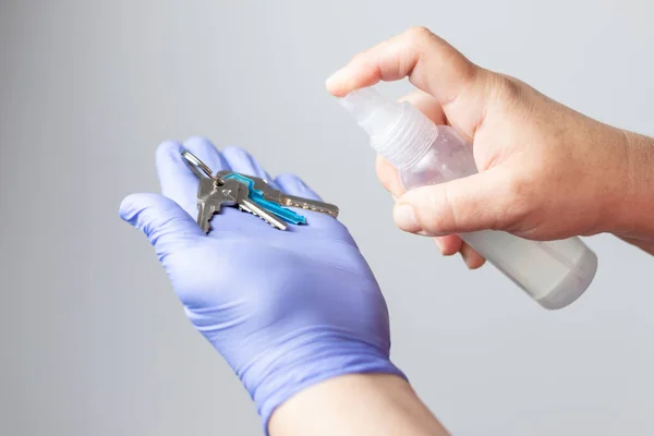 Eldivenli eller, bakkal alışverişinden sonra konserve kutusunu temizliyor. Koronavirüsün yayılmasını önlemek için.