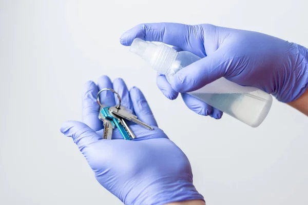 Eldivenli eller, bakkal alışverişinden sonra konserve kutusunu temizliyor. Koronavirüsün yayılmasını önlemek için.