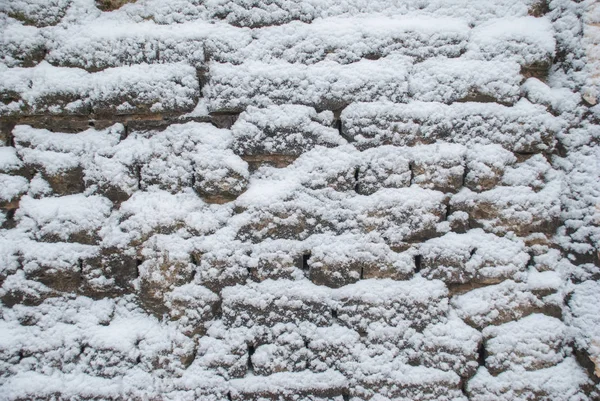 背景、テクスチャ - 大まかな石積みの壁は一部雪で覆われて — ストック写真