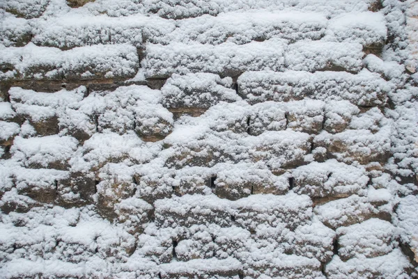 arka plan, doku - kaba taş duvar kısmen karla kaplı