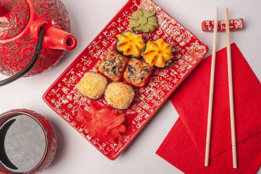 Kırmızı tabakta suşi. Tabakta dilimlenmiş suşi..