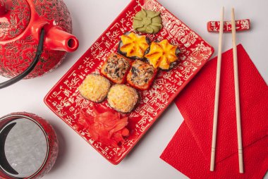 Kırmızı tabakta suşi. Tabakta dilimlenmiş suşi..