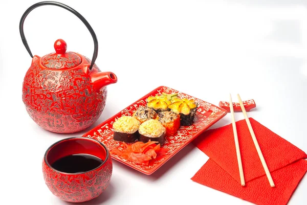 Kırmızı tabakta suşi. Tabakta dilimlenmiş suşi..