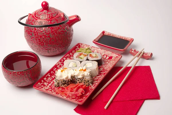 Kırmızı tabakta suşi. Tabakta dilimlenmiş suşi..