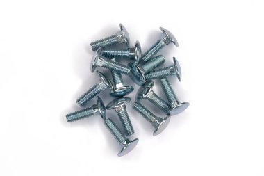 Beyaz arkaplanda fındık / cıvata / vida kapatma