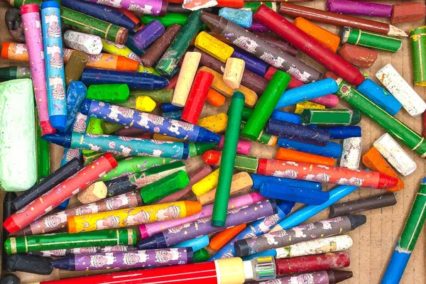 Χρωματιστά μολύβια και κραγιόνια σε ανοιχτό κουτί — Φωτογραφία Αρχείου