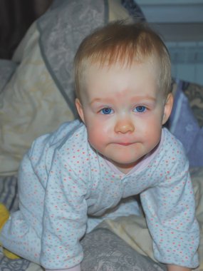 Sevimli bebek bize bakıyor.