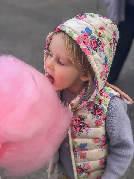Little Girl Eating Cotton Candy — Stock Photo, Image